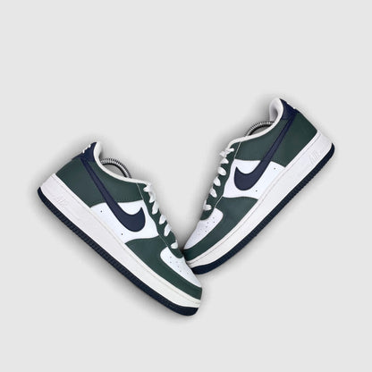 Nike Air Force 1 Low Vintage Green Obsidian — buty sportowe damskie w bardzo dobrym stanie rozmiar 38, widok z góry na zewnętrzną stronę butów