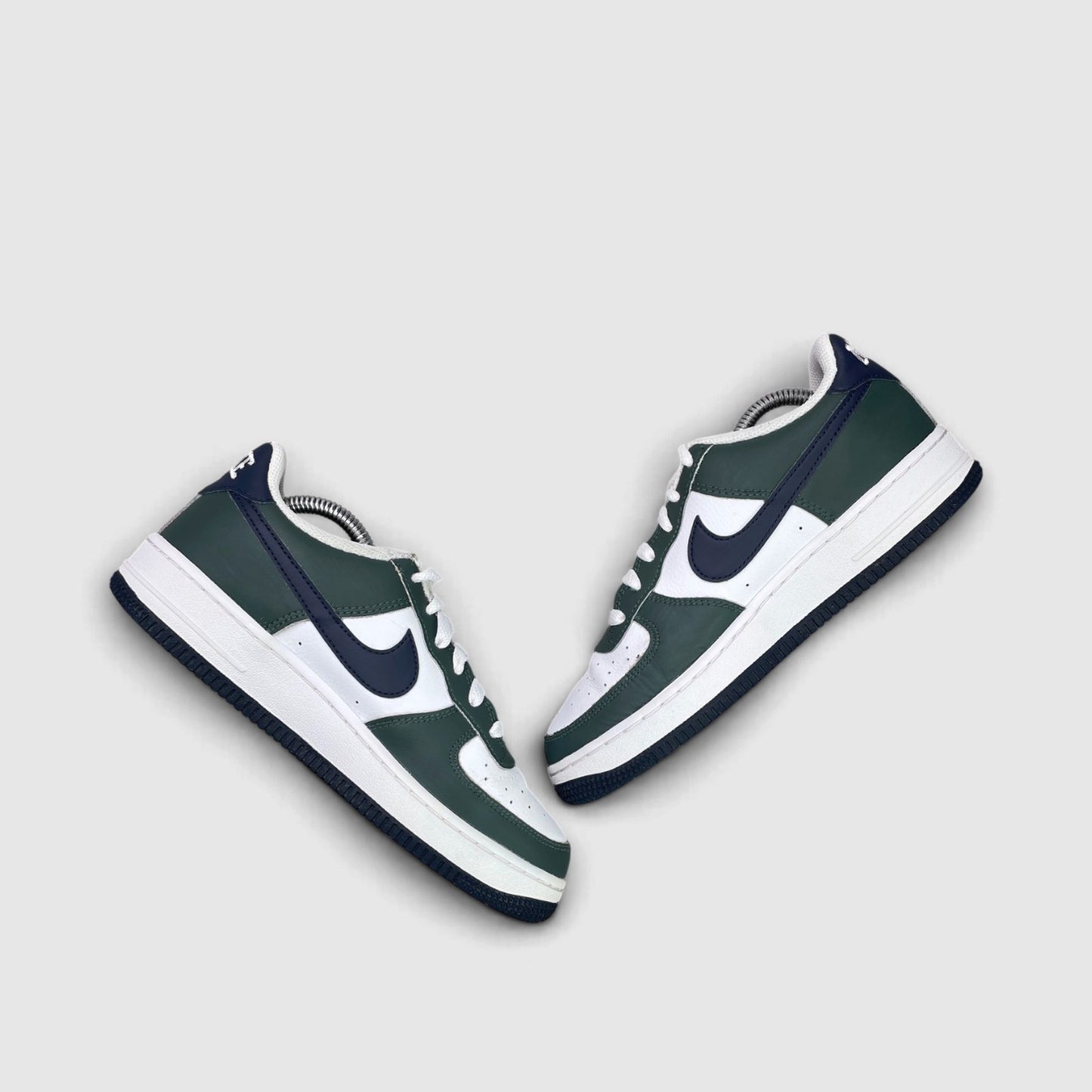 Nike Air Force 1 Low Vintage Green Obsidian — buty sportowe damskie w bardzo dobrym stanie rozmiar 38, zewnętrzny panel prawego buta
