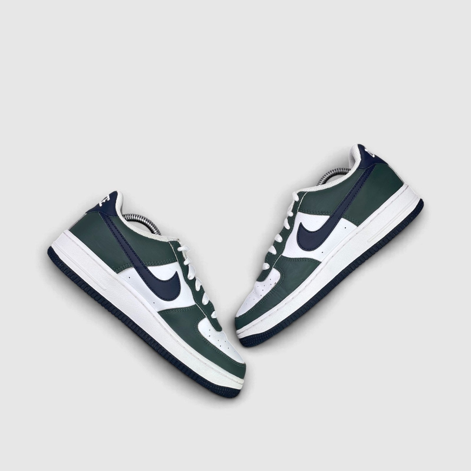 Nike Air Force 1 Low Vintage Green Obsidian — buty sportowe damskie w bardzo dobrym stanie rozmiar 38, zewnętrzny panel prawego buta