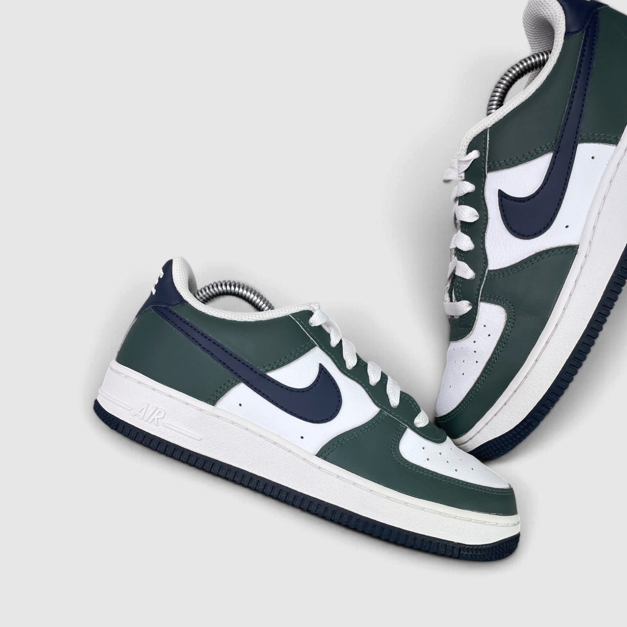 Nike Air Force 1 Low Vintage Green Obsidian — buty sportowe damskie w bardzo dobrym stanie rozmiar 38, zewnętrzny panel lewego buta