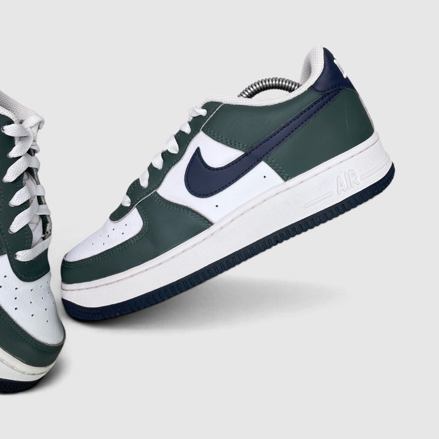 Nike Air Force 1 Low Vintage Green Obsidian — buty sportowe damskie w bardzo dobrym stanie rozmiar 38, widok z góry na wewnętrzną stronę butów