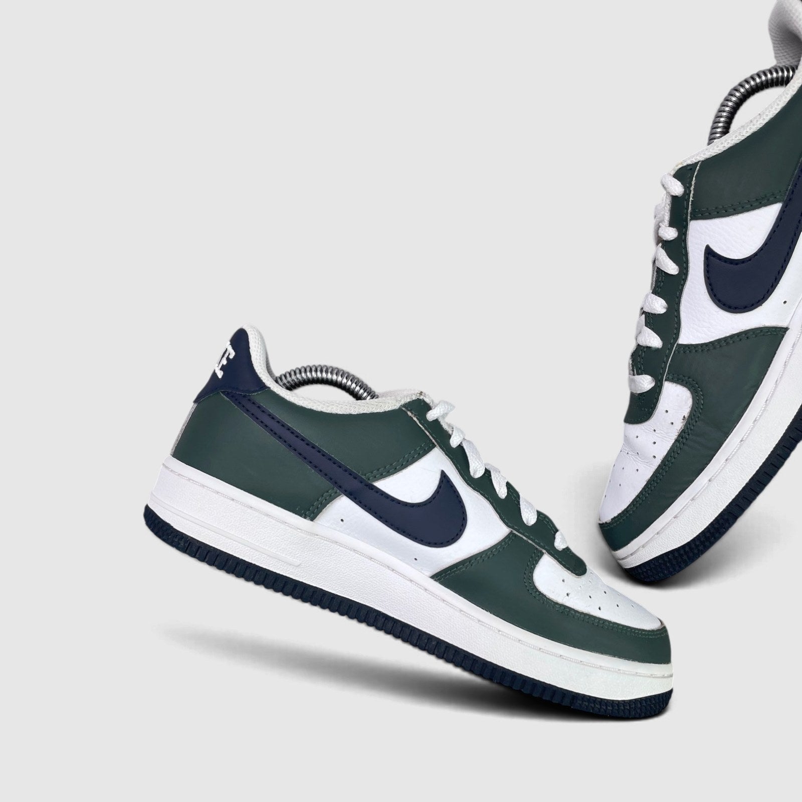 Nike Air Force 1 Low Vintage Green Obsidian — buty sportowe damskie w bardzo dobrym stanie rozmiar 38, wewnętrzny panel lewego buta