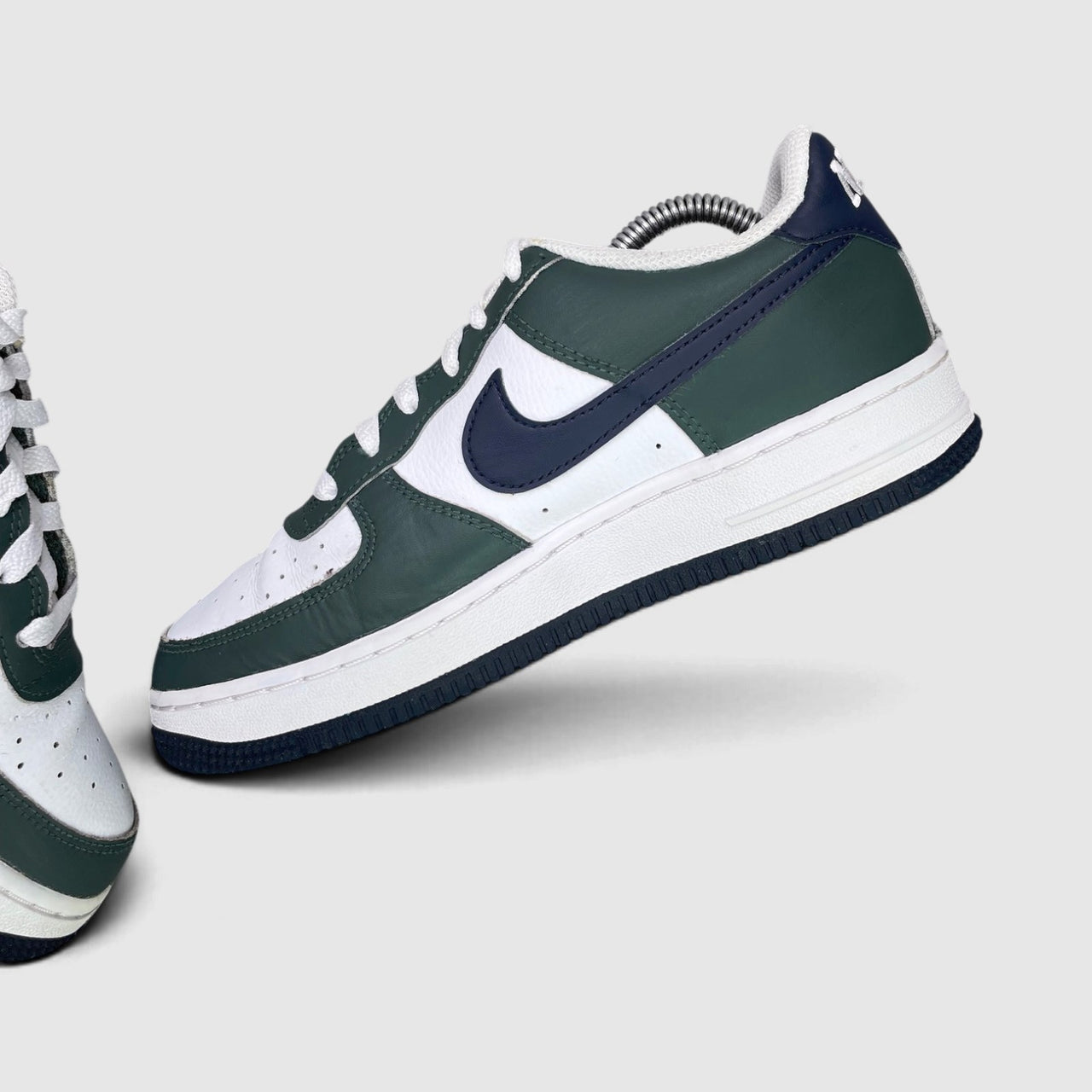 Nike Air Force 1 Low Vintage Green Obsidian — buty sportowe damskie w bardzo dobrym stanie rozmiar 38, wewnętrzny panel prawego buta