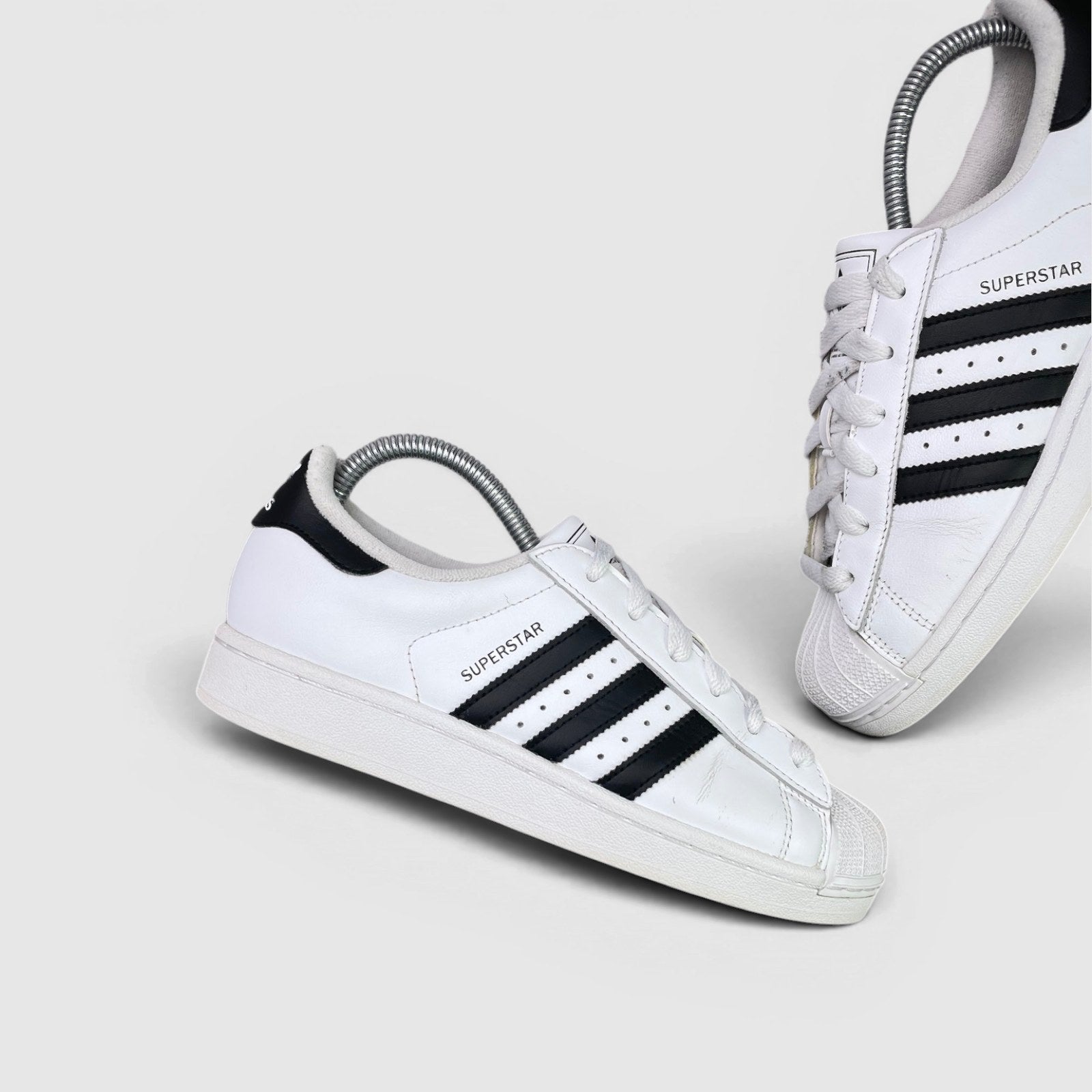 Adidas Superstar II Cloud White Black — buty sportowe damskie w bardzo dobrym stanie rozmiar 38 2/3, boczny profil, lewa strona