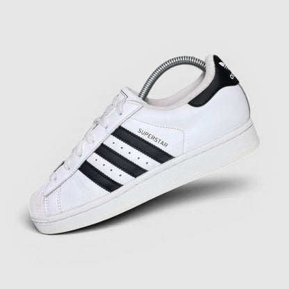 Adidas Superstar II Cloud White Black — buty sportowe damskie w bardzo dobrym stanie rozmiar 38 2/3, boczny profil, lewa strona