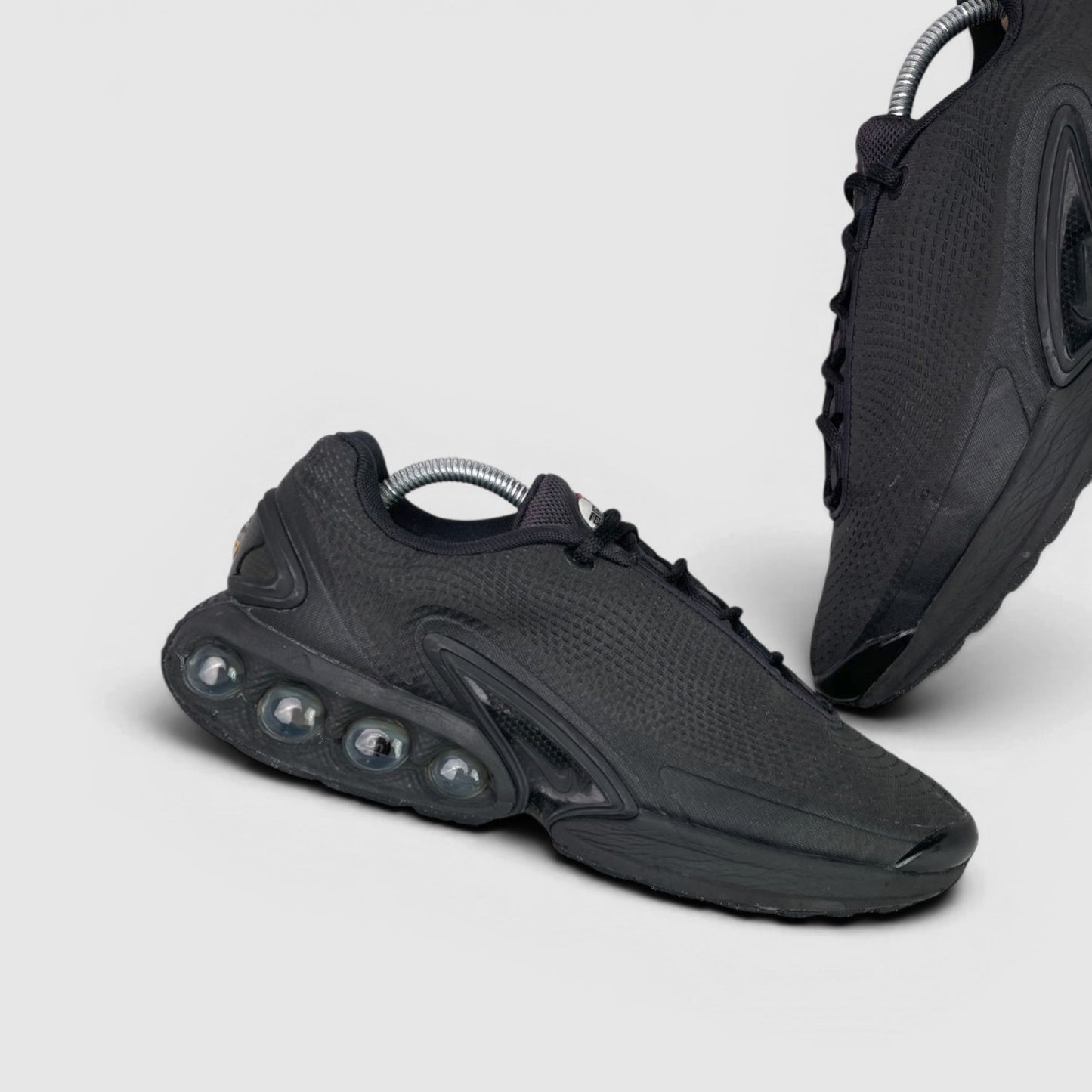 Nike Air Max Dn Black Metallic Grey — buty sportowe męskie w bardzo dobrym stanie rozmiar 43, boczny profil, prawa strona