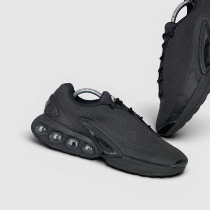 Nike Air Max Dn Black Metallic Grey — buty sportowe męskie w bardzo dobrym stanie rozmiar 43, boczny profil, prawa strona