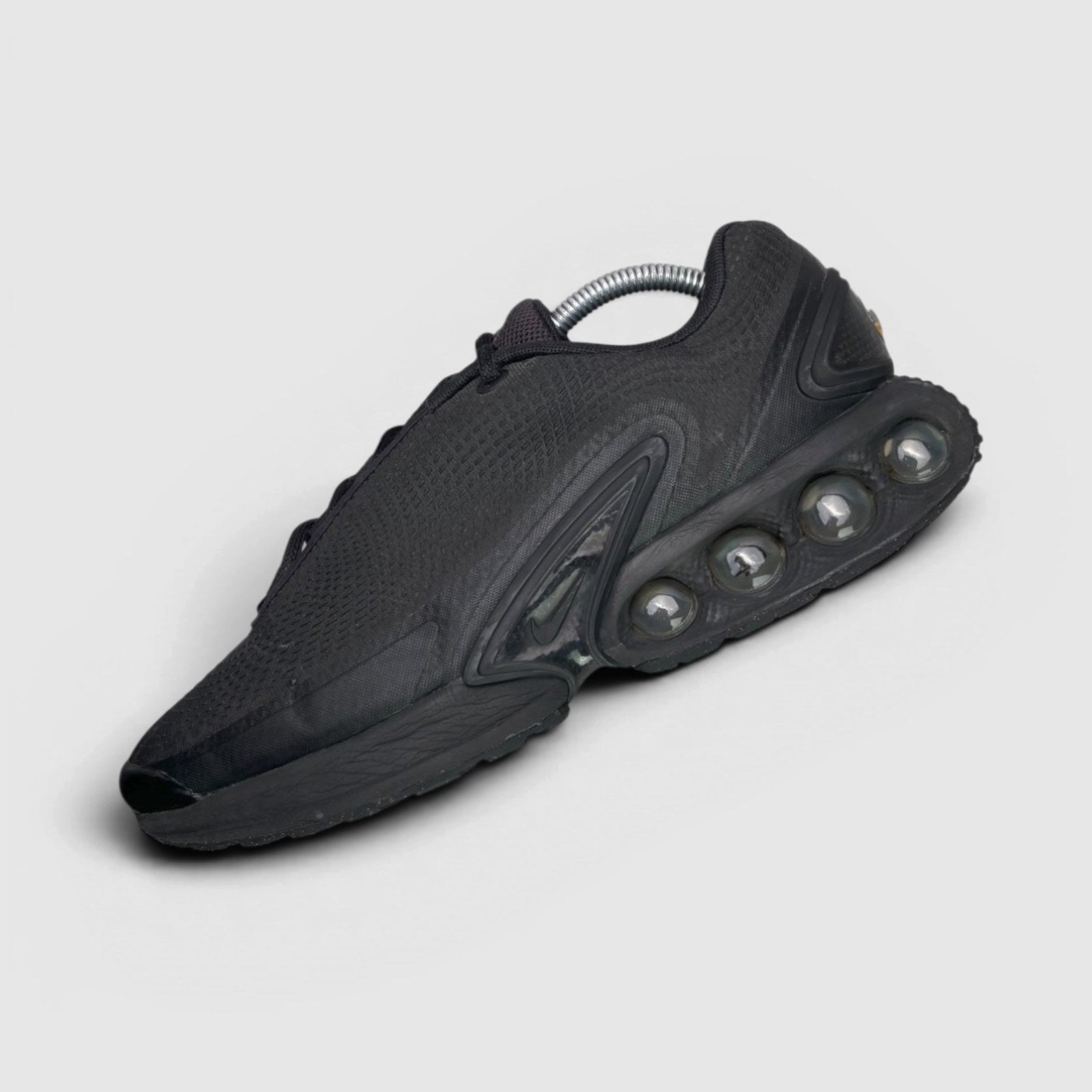Nike Air Max Dn Black Metallic Grey — buty sportowe męskie w bardzo dobrym stanie rozmiar 43, boczny profil, prawa strona