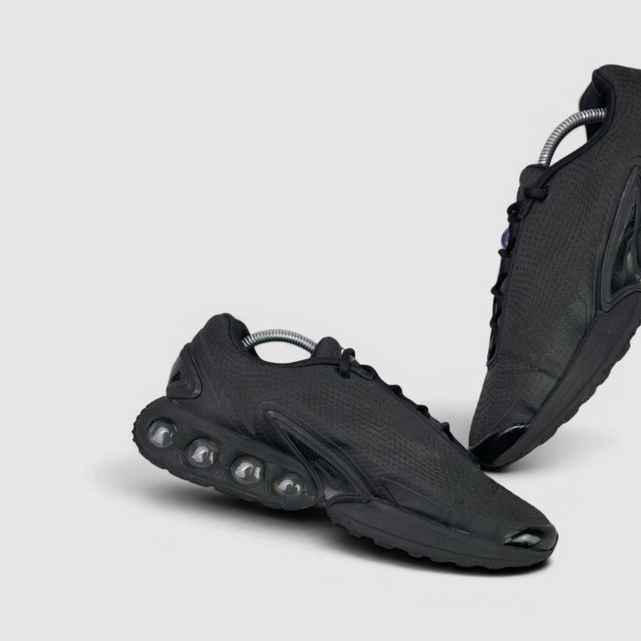 Nike Air Max Dn Black Metallic Grey — buty sportowe męskie w bardzo dobrym stanie rozmiar 43, boczny profil, prawa strona