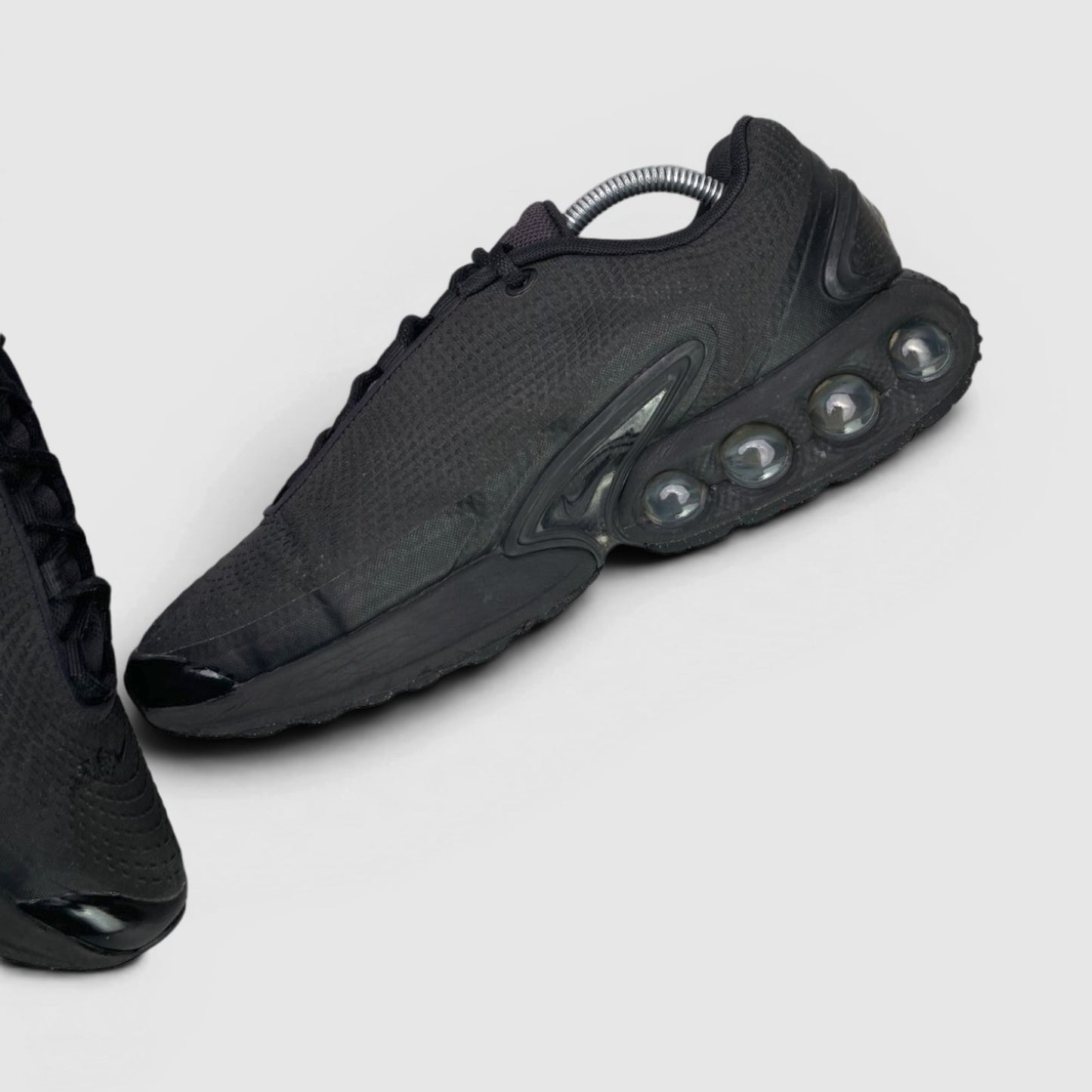 Nike Air Max Dn Black Metallic Grey — buty sportowe męskie w bardzo dobrym stanie rozmiar 43, boczny profil, prawa strona
