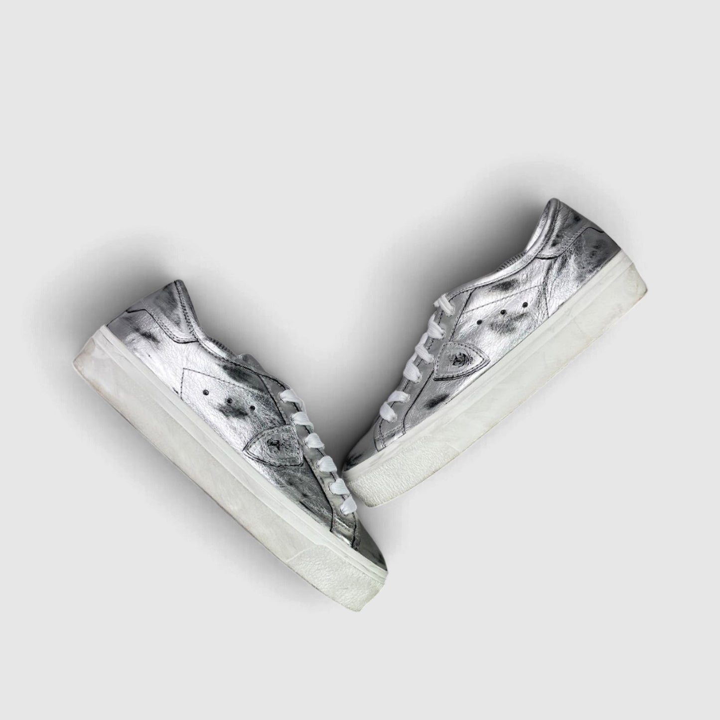 Philippe Model Paris Sneakers — buty sportowe damskie w bardzo dobrym stanie rozmiar 40, widok z góry na zewnętrzną stronę butów