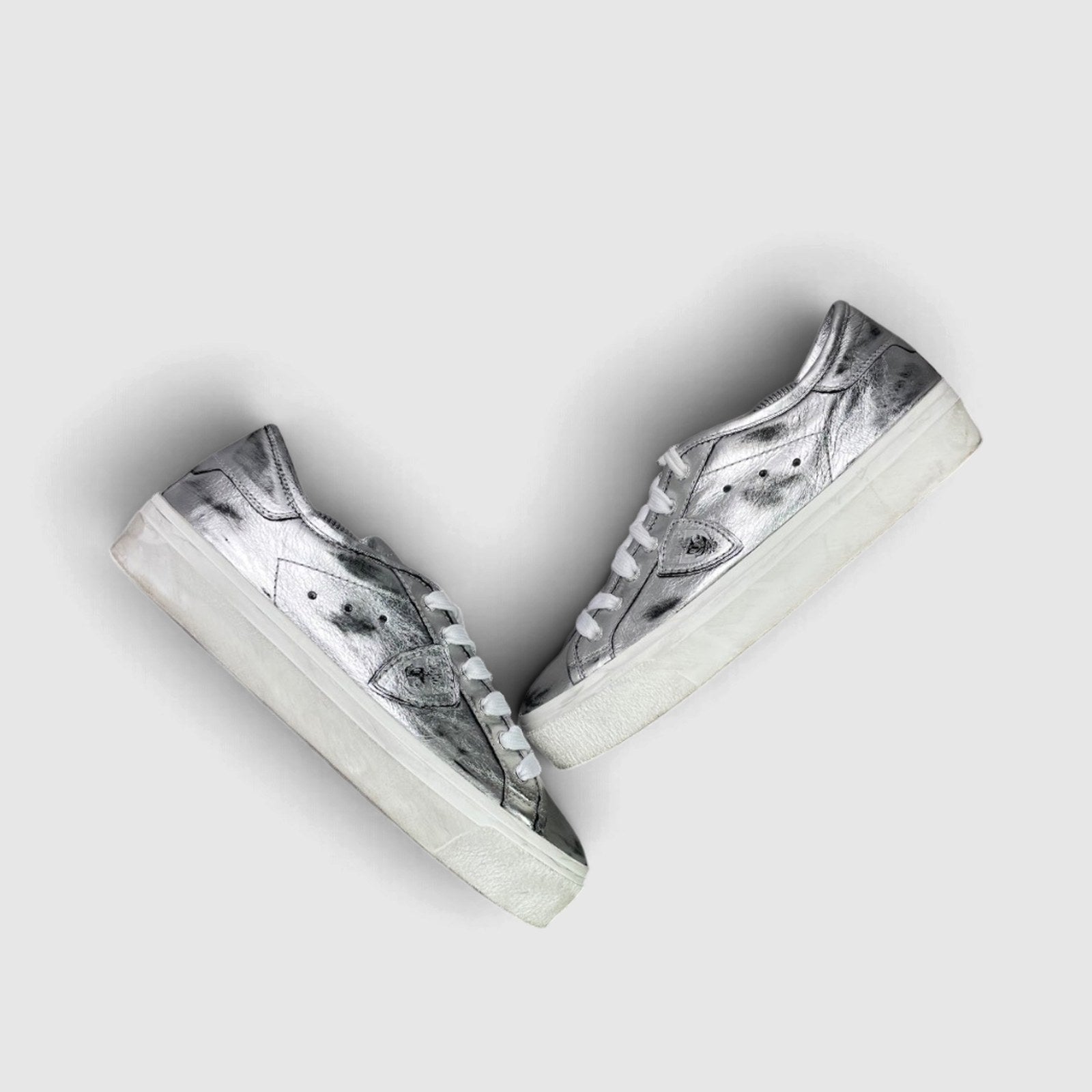 Philippe Model Paris Sneakers — buty sportowe damskie w bardzo dobrym stanie rozmiar 40, widok z góry na zewnętrzną stronę butów