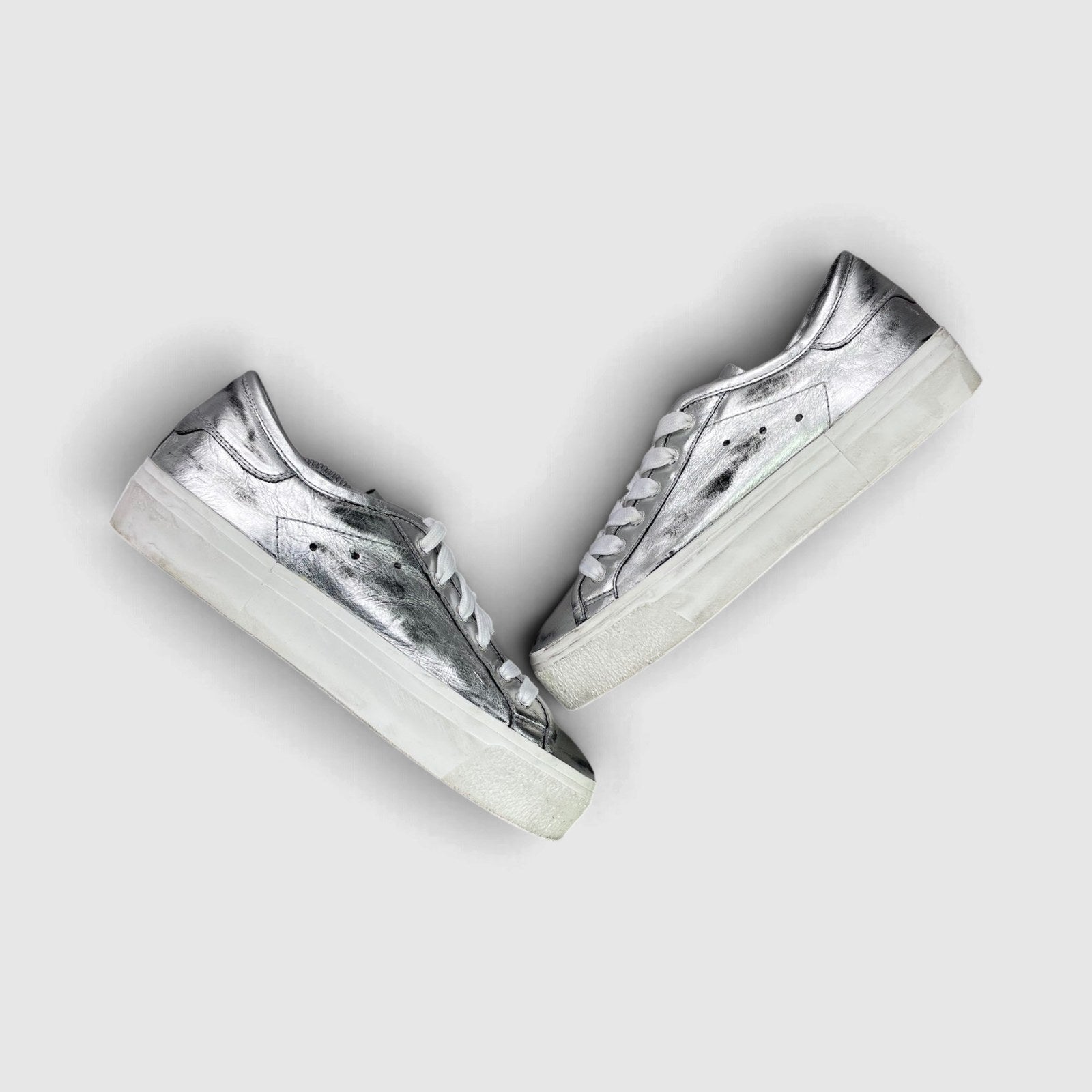 Philippe Model Paris Sneakers — buty sportowe damskie w bardzo dobrym stanie rozmiar 40, widok z góry na wewnętrzną stronę butów