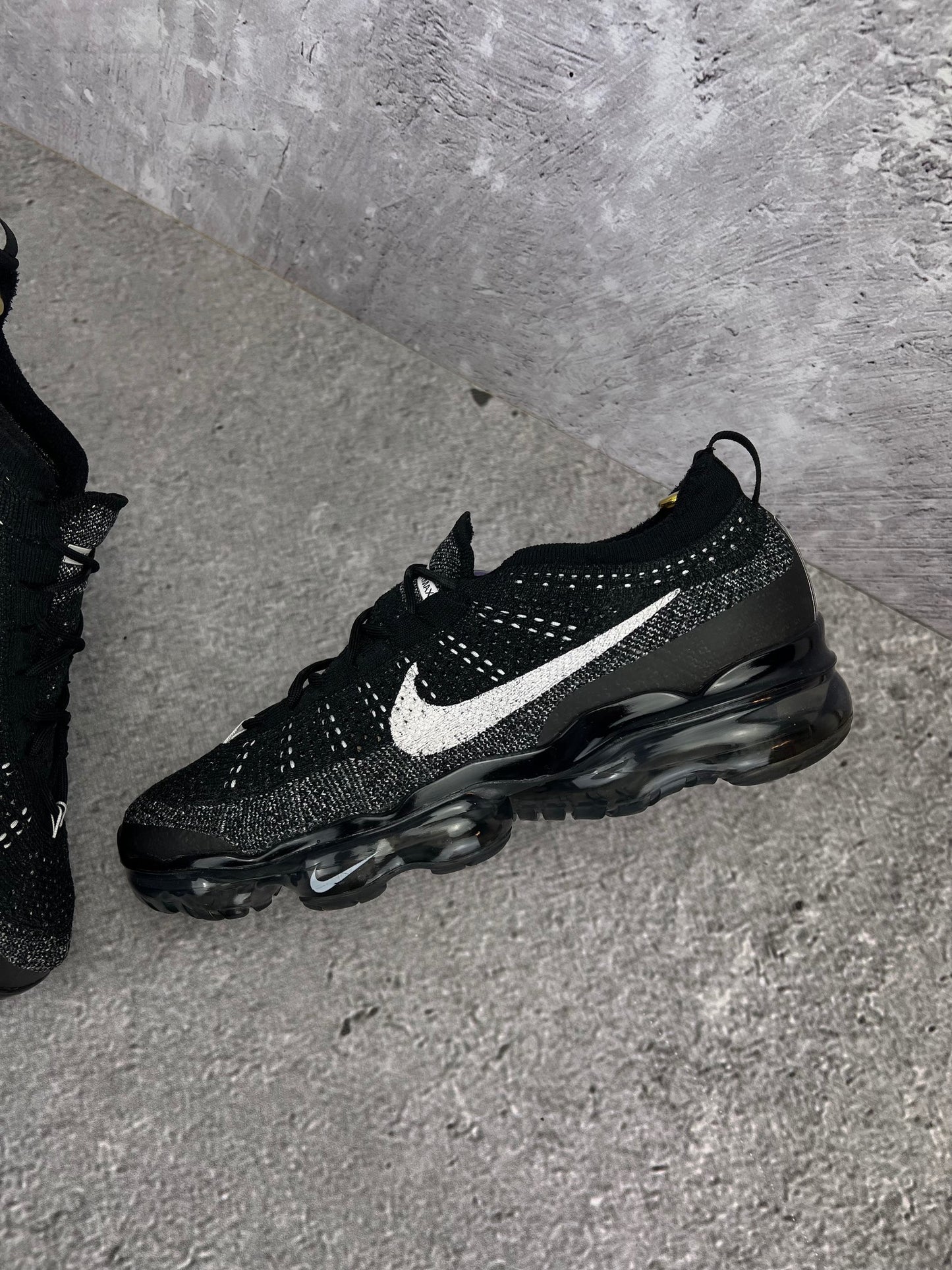 Nike Air VaporMax 2023 Flyknit Oreo - buty sportowe, zewnętrzny panel lewego buta