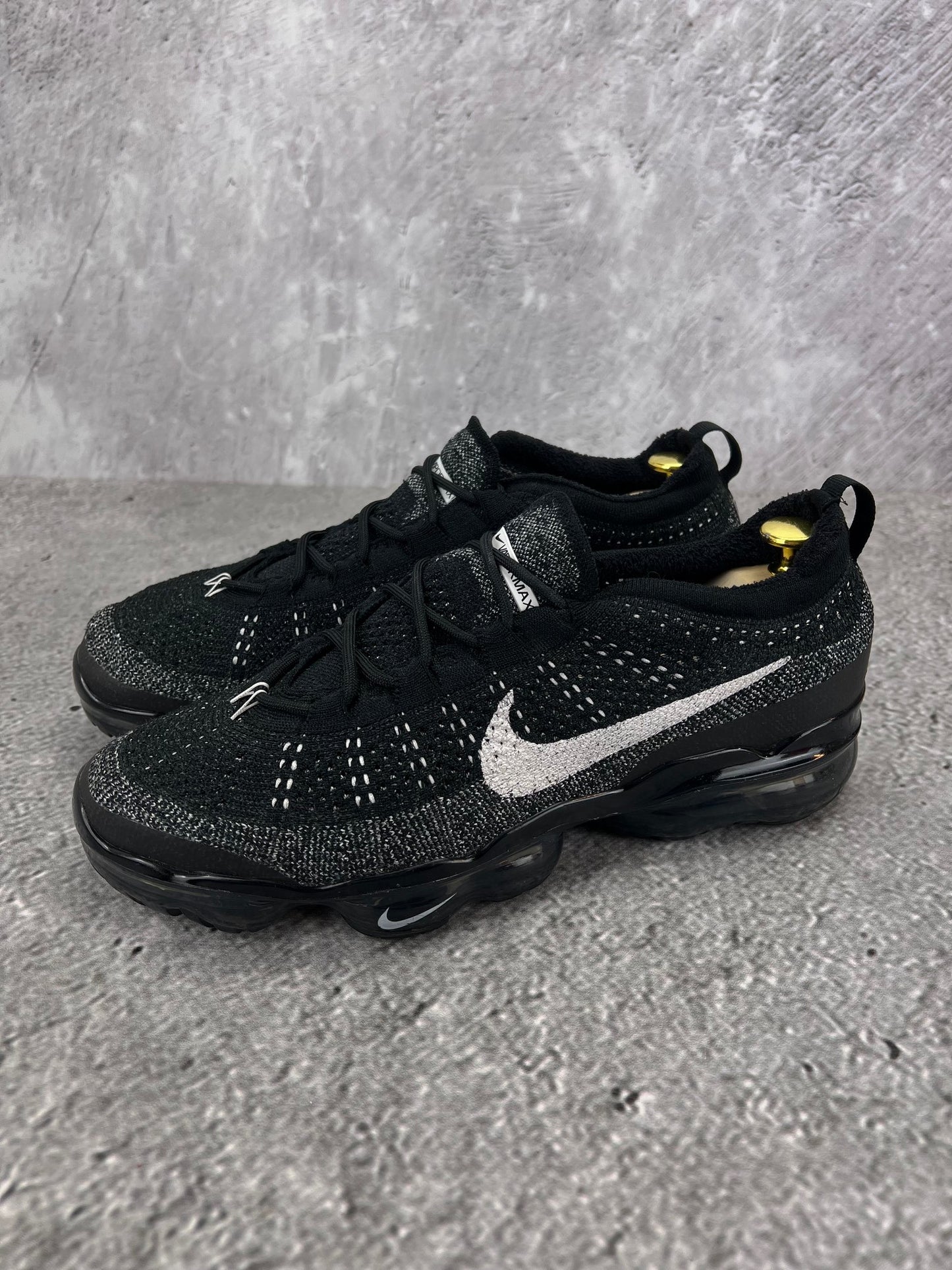 Nike Air VaporMax 2023 Flyknit Oreo - buty sportowe, widok z boku na tle studyjnym