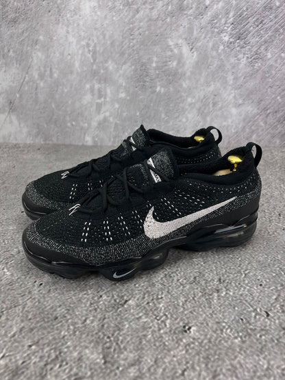 Nike Air VaporMax 2023 Flyknit Oreo - buty sportowe, widok z boku na tle studyjnym