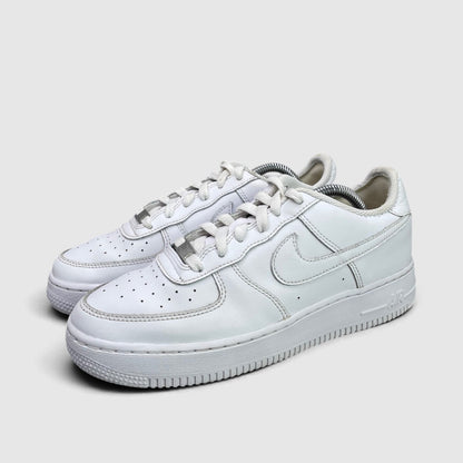 Nike Air Force 1 Low Triple White — buty sportowe damskie w bardzo dobrym stanie rozmiar 39, widok z boku