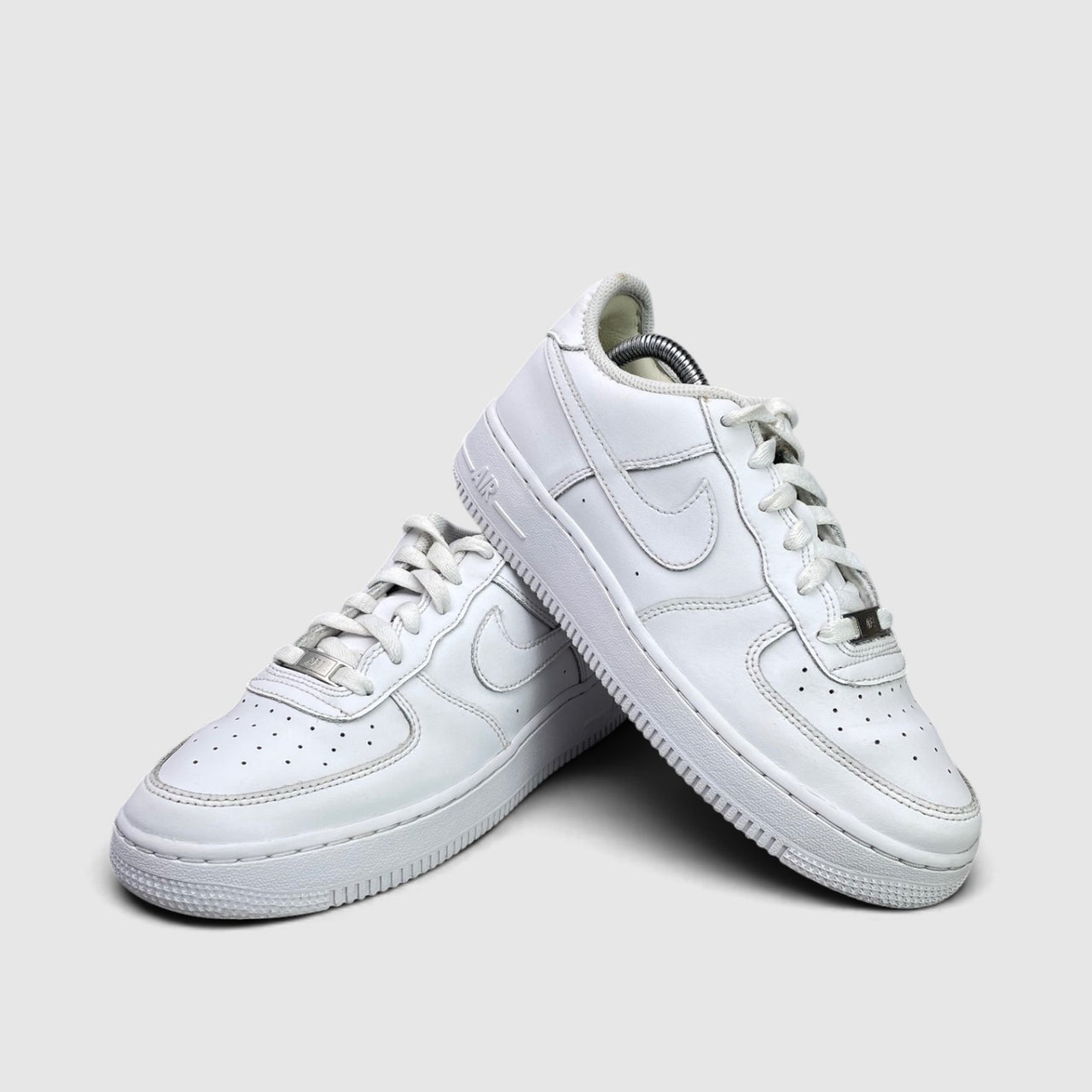 Nike Air Force 1 Low Triple White — buty sportowe damskie w bardzo dobrym stanie rozmiar 39, boczny profil