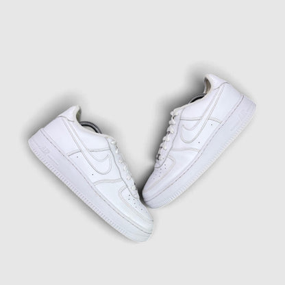 Nike Air Force 1 Low Triple White — buty sportowe damskie w bardzo dobrym stanie rozmiar 39, widok z góry na zewnętrzną stronę butów