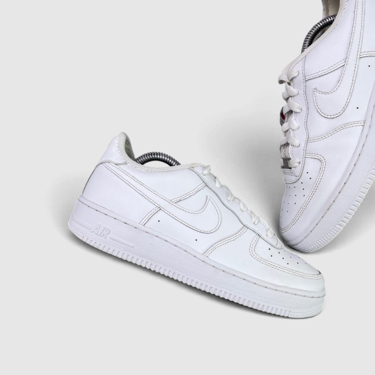 Nike Air Force 1 Low Triple White — buty sportowe damskie w bardzo dobrym stanie rozmiar 39, zewnętrzny panel prawego buta
