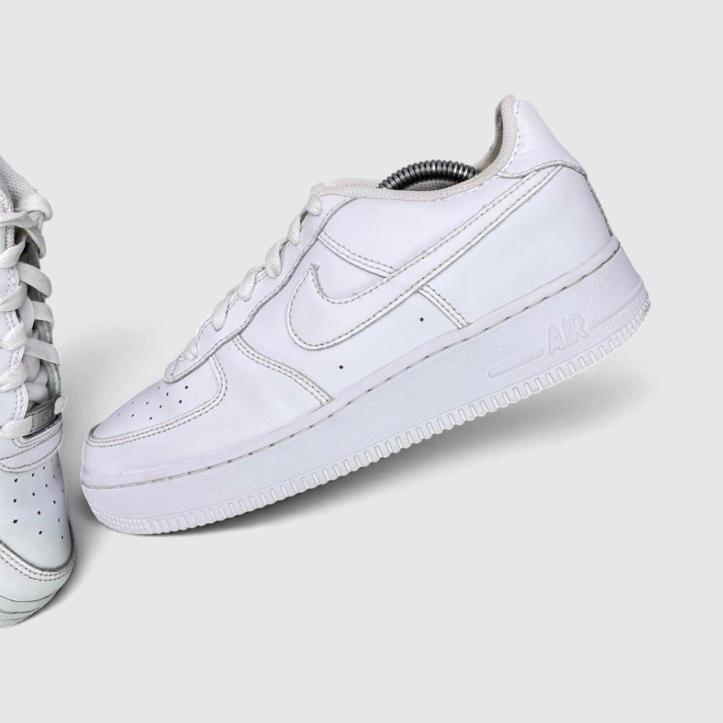 Nike Air Force 1 Low Triple White — buty sportowe damskie w bardzo dobrym stanie rozmiar 39, zewnętrzny panel lewego buta