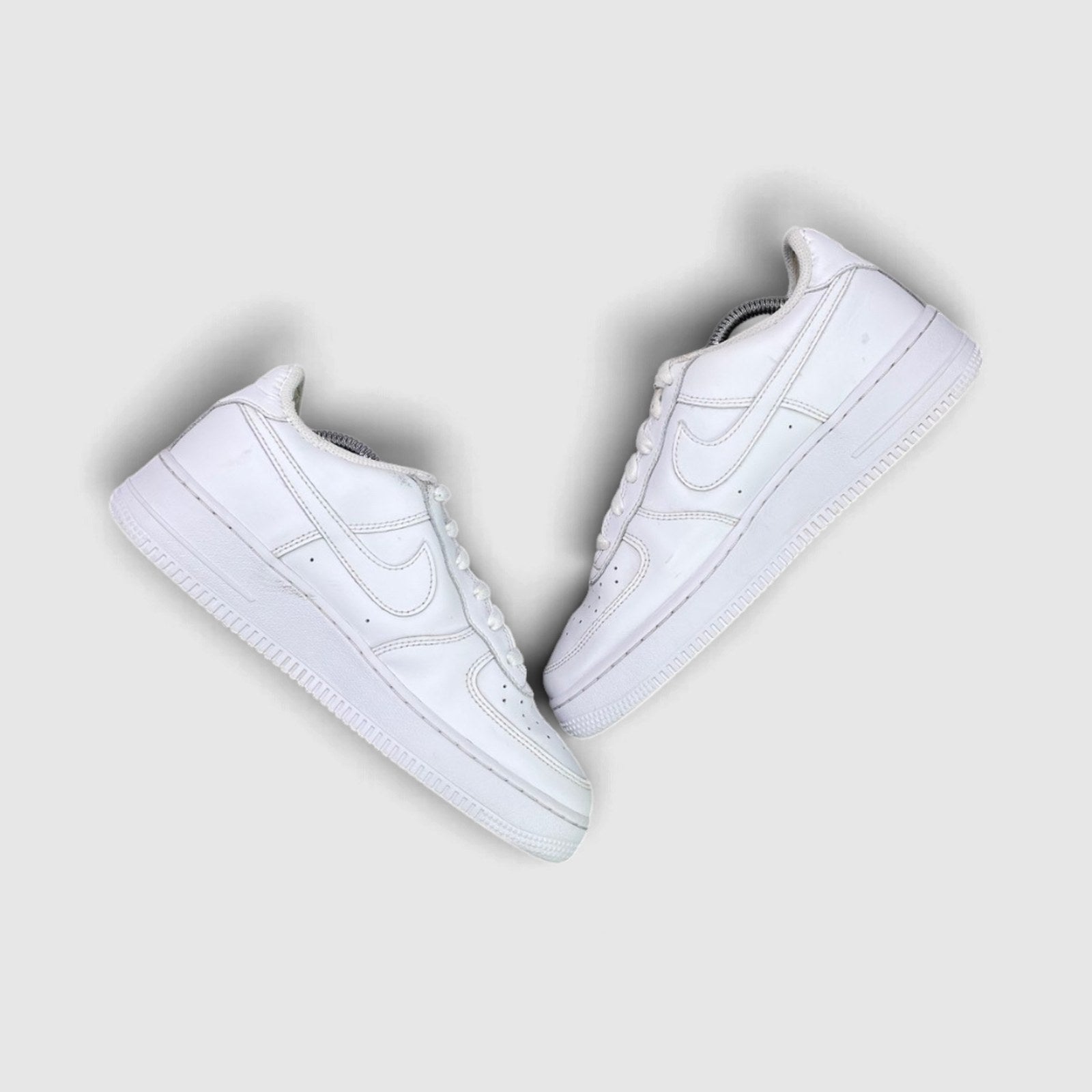 Nike Air Force 1 Low Triple White — buty sportowe damskie w bardzo dobrym stanie rozmiar 39, widok z góry na wewnętrzną stronę butów