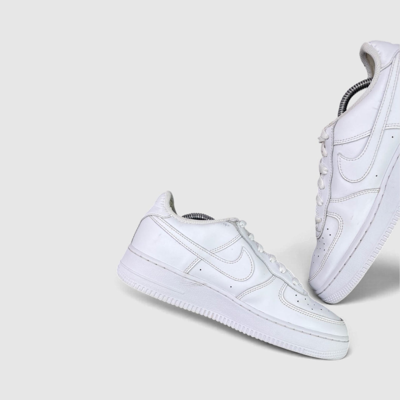 Nike Air Force 1 Low Triple White — buty sportowe damskie w bardzo dobrym stanie rozmiar 39, wewnętrzny panel lewego buta