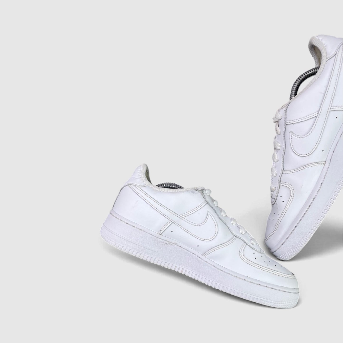 Nike Air Force 1 Low Triple White — buty sportowe damskie w bardzo dobrym stanie rozmiar 39, wewnętrzny panel lewego buta