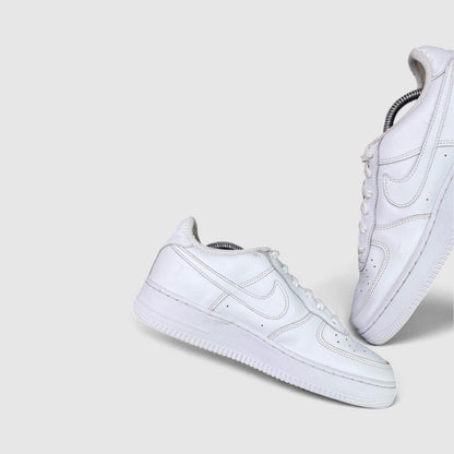Nike Air Force 1 Low Triple White — buty sportowe damskie w bardzo dobrym stanie rozmiar 39, wewnętrzny panel lewego buta