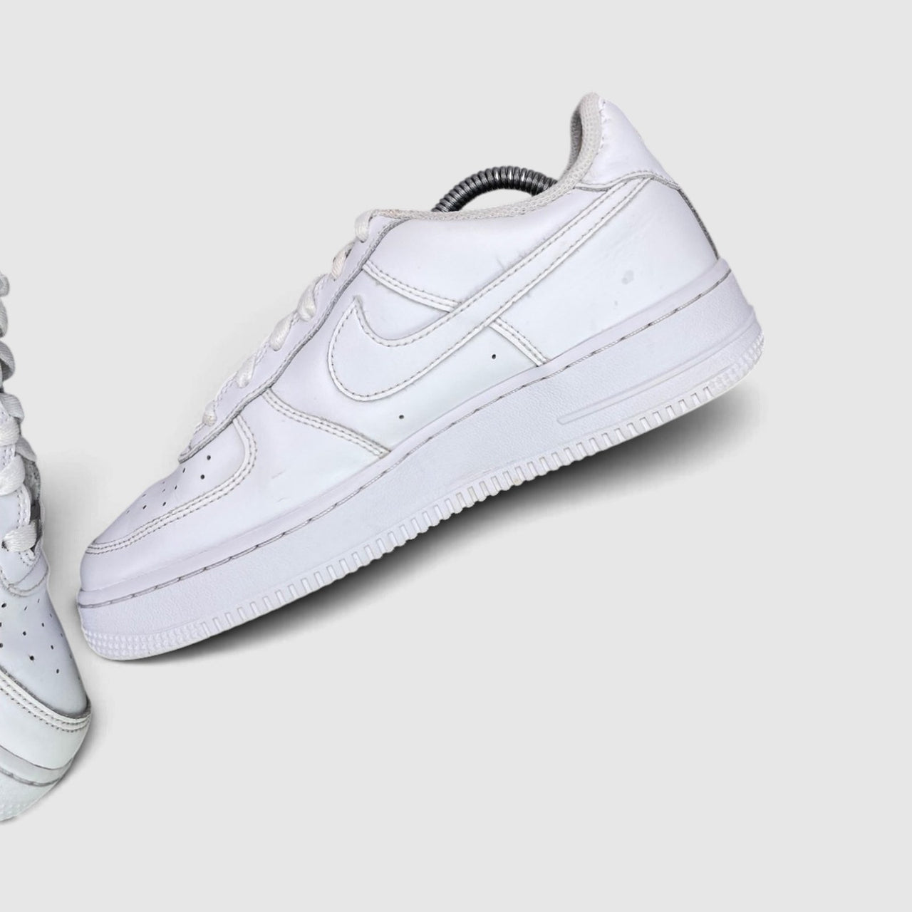Nike Air Force 1 Low Triple White — buty sportowe damskie w bardzo dobrym stanie rozmiar 39, wewnętrzny panel prawego buta