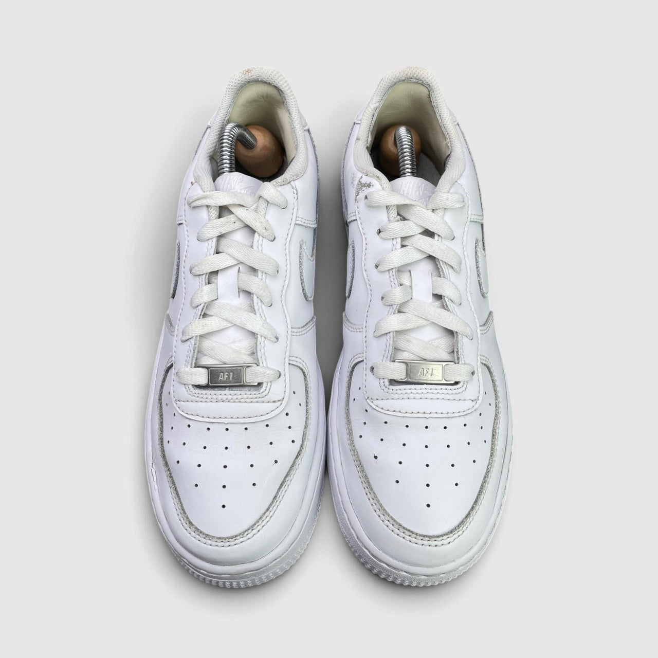 Nike Air Force 1 Low Triple White — buty sportowe damskie w bardzo dobrym stanie rozmiar 39, widok z góry