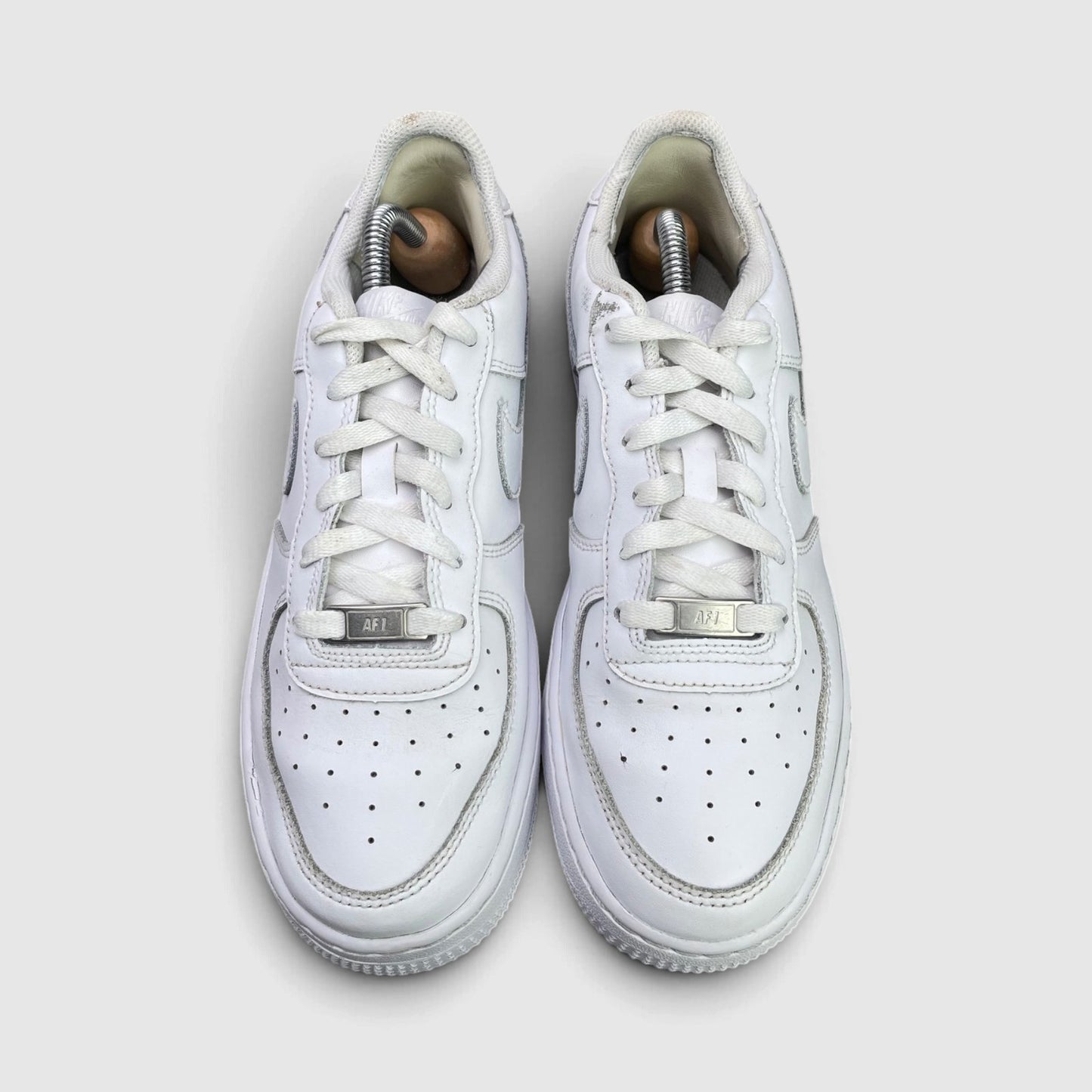 Nike Air Force 1 Low Triple White — buty sportowe damskie w bardzo dobrym stanie rozmiar 39, widok z góry