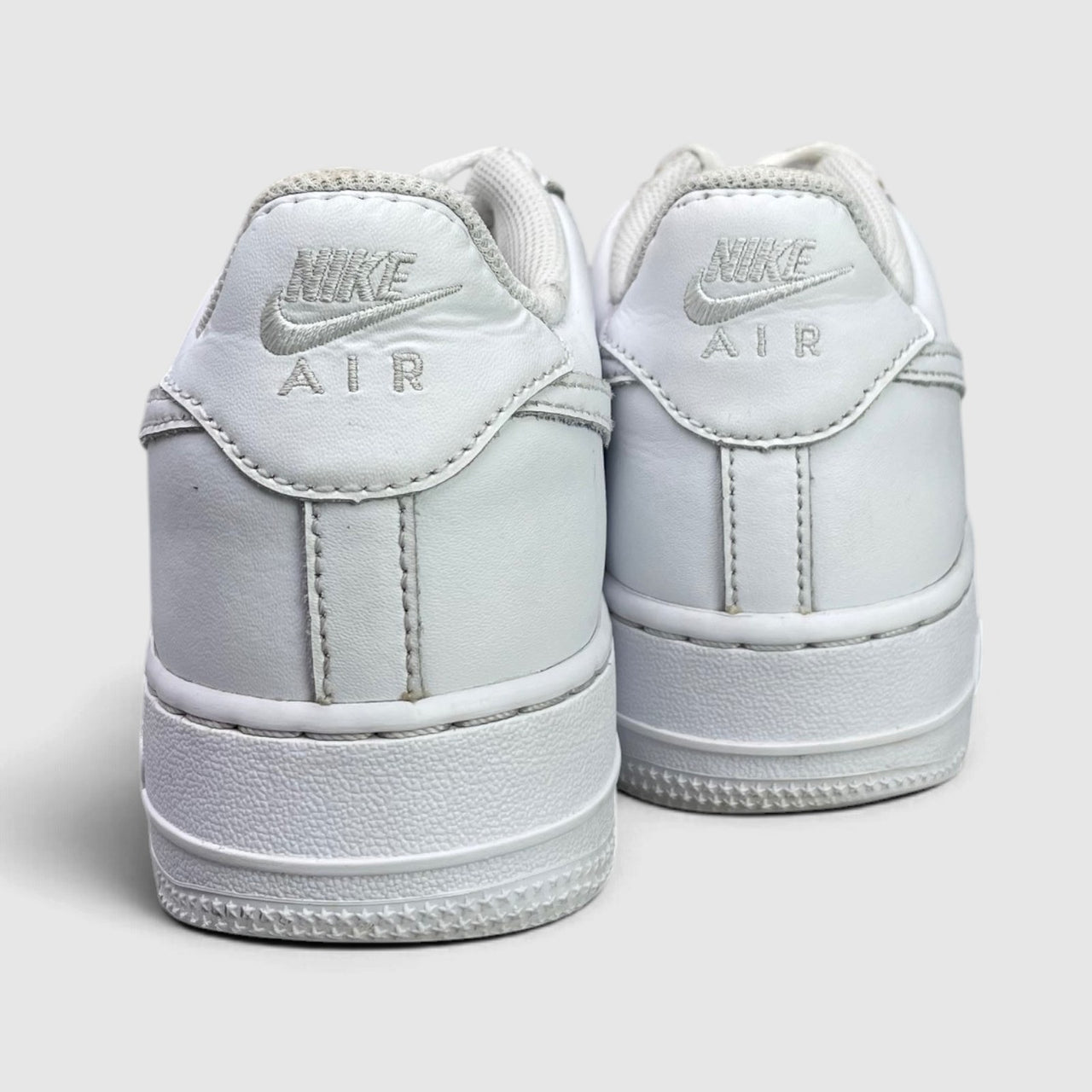 Nike Air Force 1 Low Triple White — buty sportowe damskie w bardzo dobrym stanie rozmiar 39, widok z tyłu