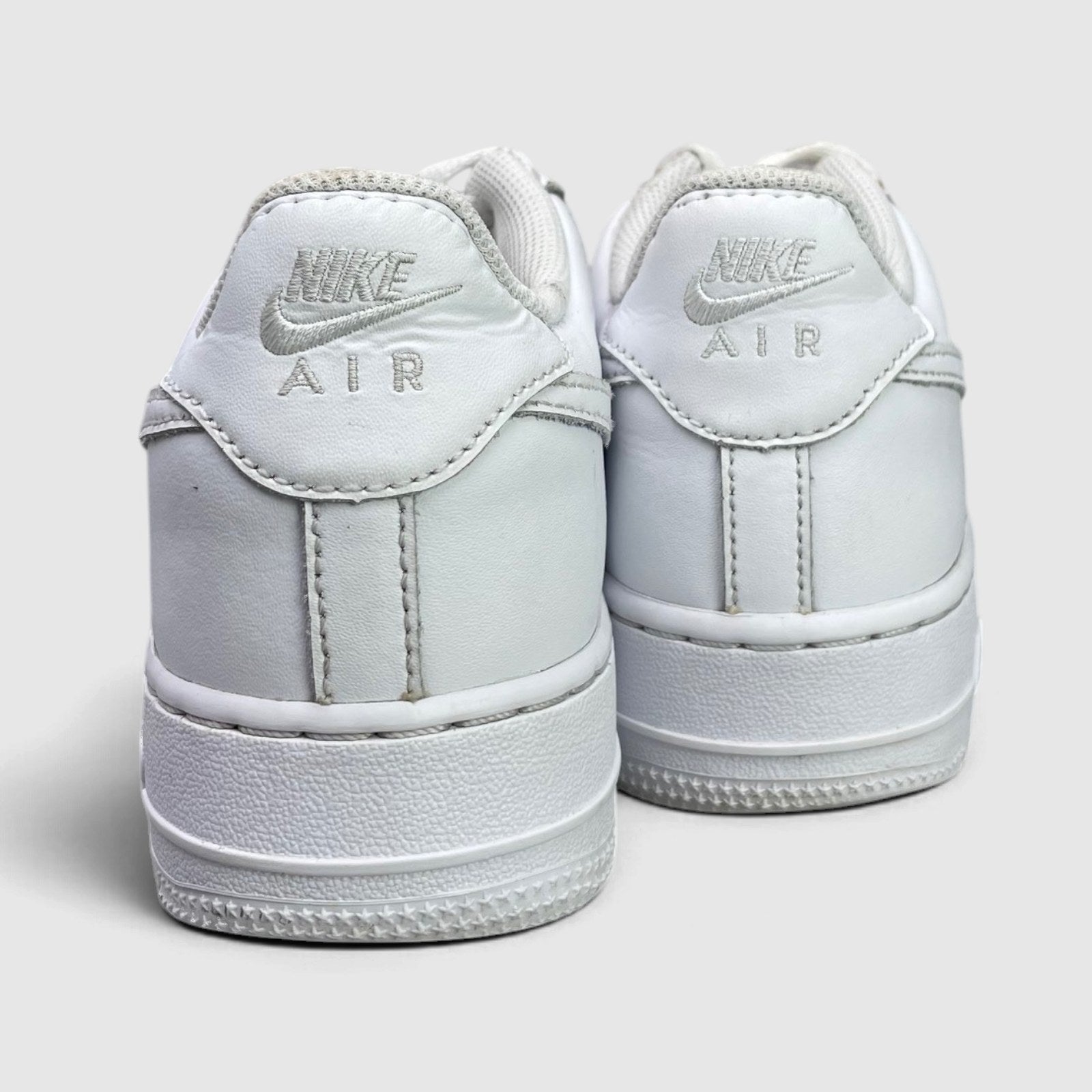 Nike Air Force 1 Low Triple White — buty sportowe damskie w bardzo dobrym stanie rozmiar 39, widok z tyłu
