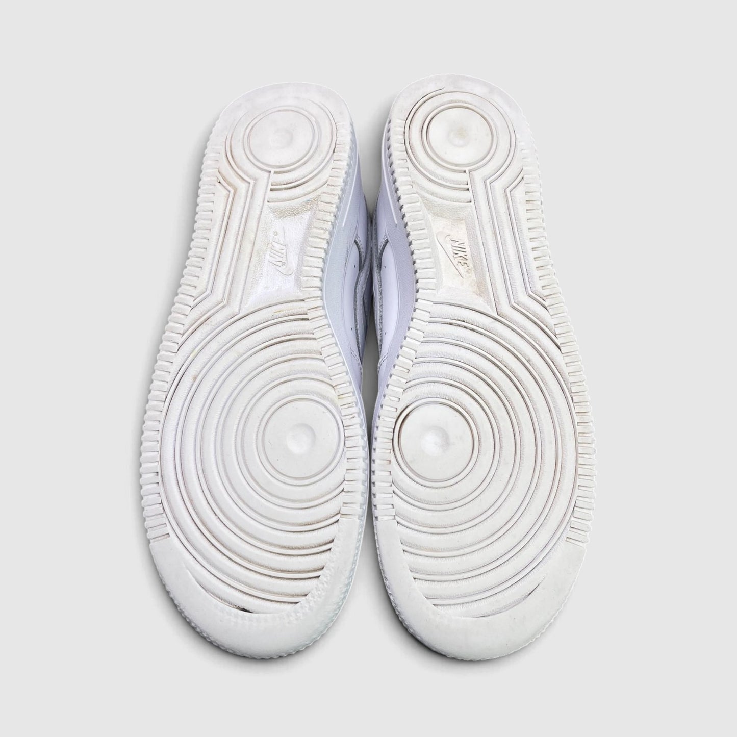 Nike Air Force 1 Low Triple White — buty sportowe damskie w bardzo dobrym stanie rozmiar 39, podeszwa