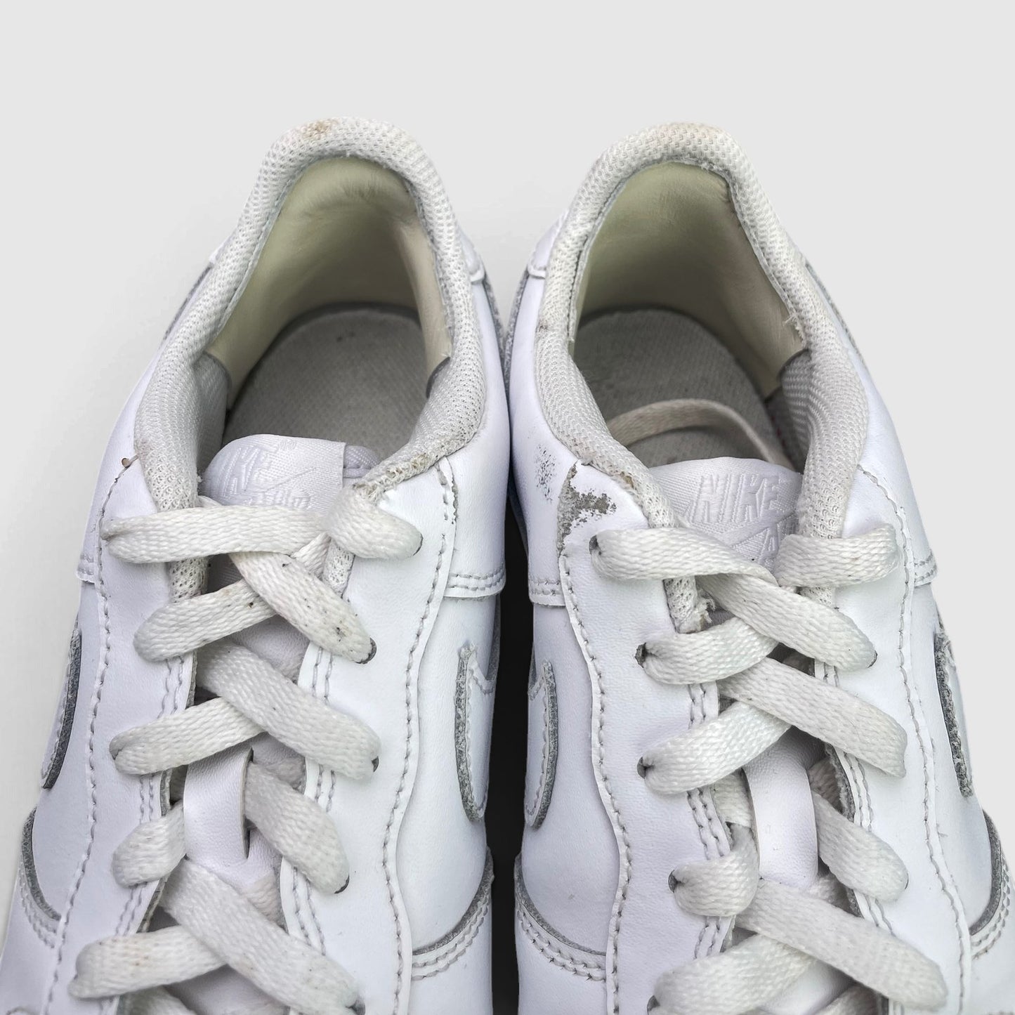 Nike Air Force 1 Low Triple White — buty sportowe damskie w bardzo dobrym stanie rozmiar 39, zapiętki butów