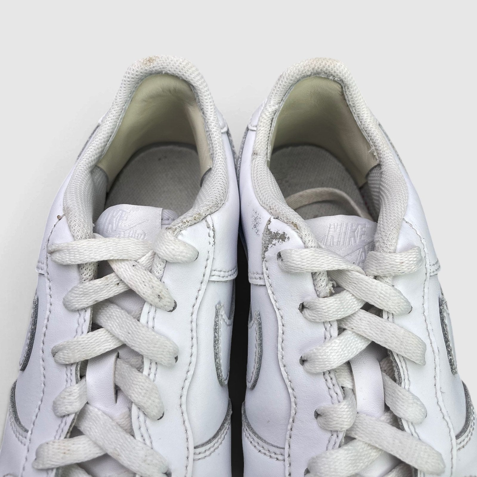 Nike Air Force 1 Low Triple White — buty sportowe damskie w bardzo dobrym stanie rozmiar 39, zapiętki butów