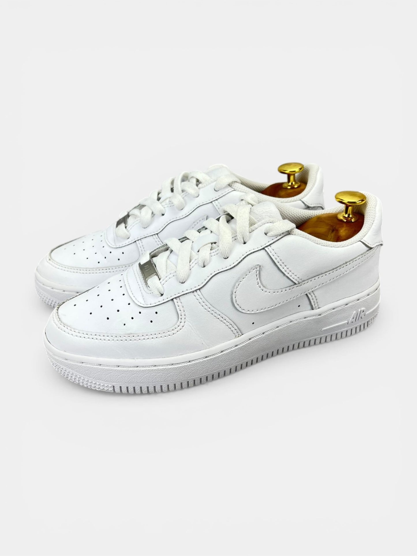 Nike Air Force 1 Low Triple White - buty sportowe, widok z boku