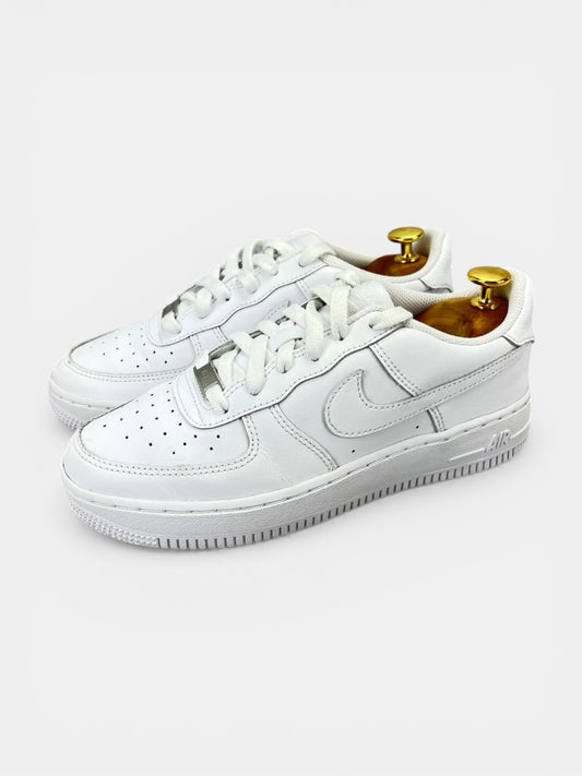 Nike Air Force 1 Low Triple White - buty sportowe, widok z boku