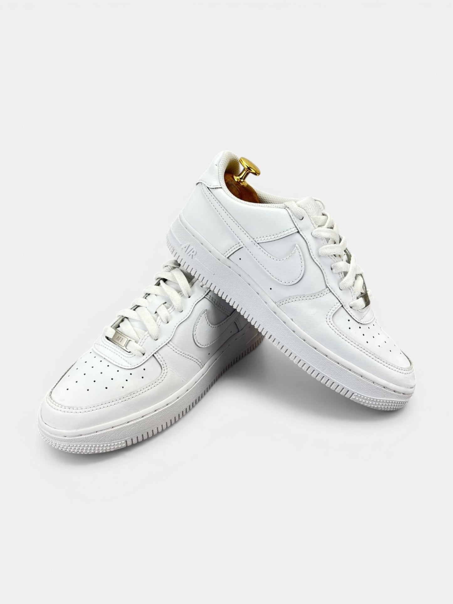 Nike Air Force 1 Low Triple White - buty sportowe, boczny profil