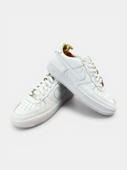 Nike Air Force 1 Low Triple White - buty sportowe, boczny profil