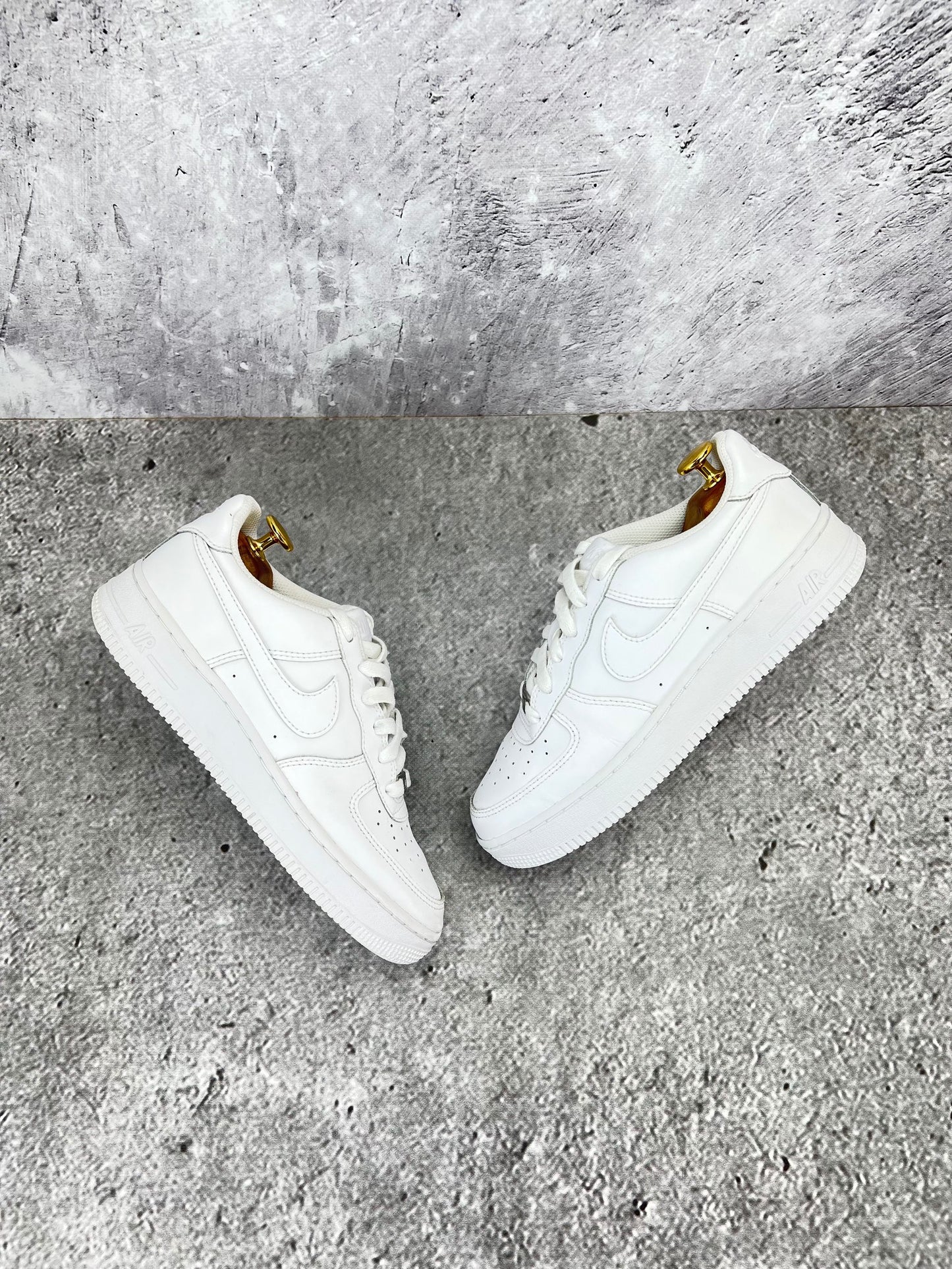 Nike Air Force 1 Low Triple White - buty sportowe, widok z góry na zewnętrzną stronę butów