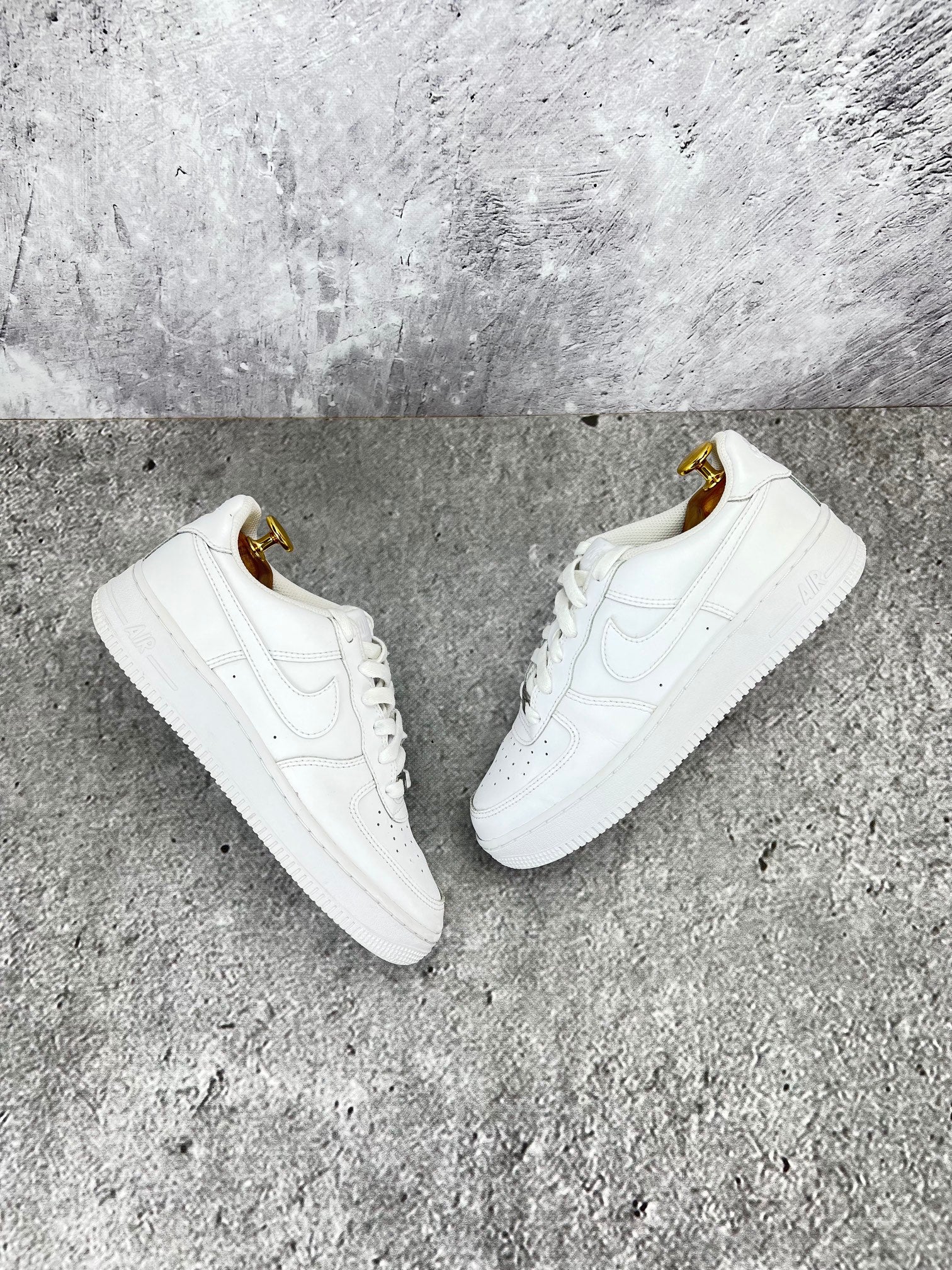 Nike Air Force 1 Low Triple White - buty sportowe, widok z góry na zewnętrzną stronę butów