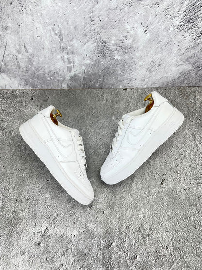 Nike Air Force 1 Low Triple White - buty sportowe, widok z góry na zewnętrzną stronę butów