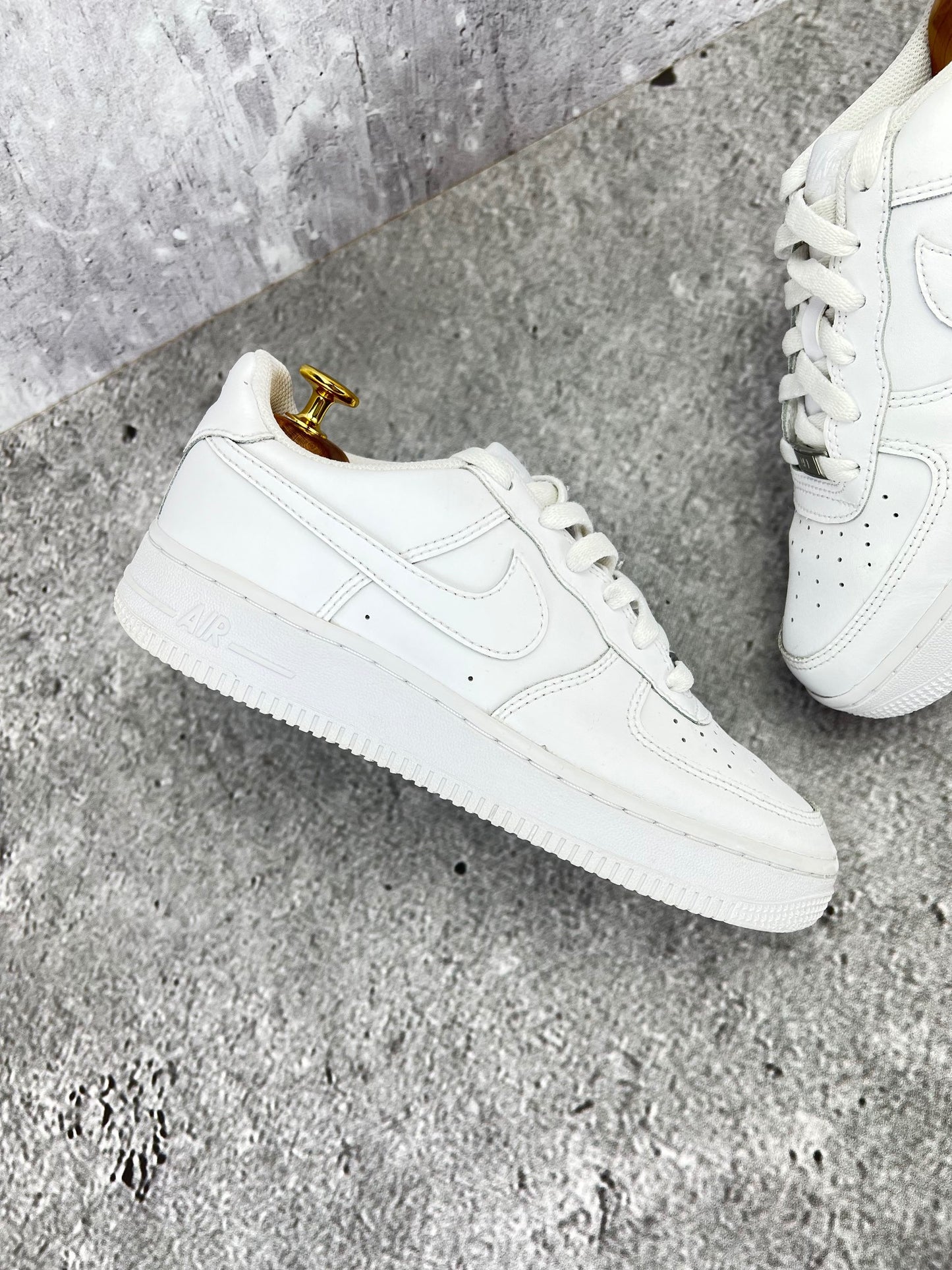 Nike Air Force 1 Low Triple White - buty sportowe, zewnętrzny panel prawego buta