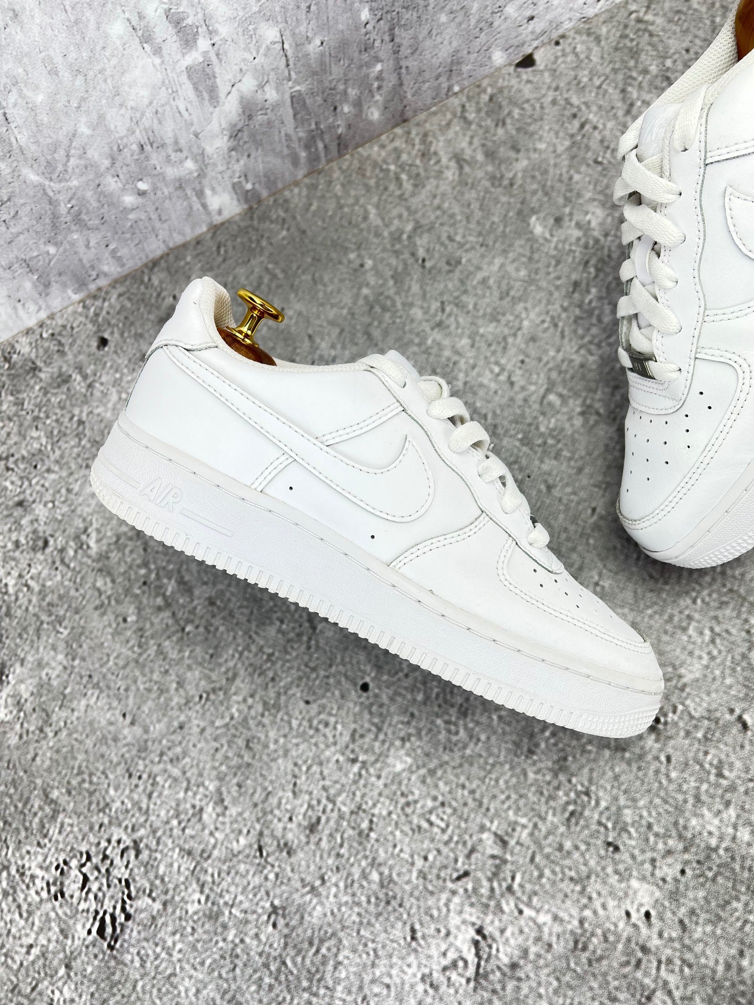 Nike Air Force 1 Low Triple White - buty sportowe, zewnętrzny panel prawego buta