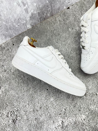 Nike Air Force 1 Low Triple White - buty sportowe, zewnętrzny panel prawego buta