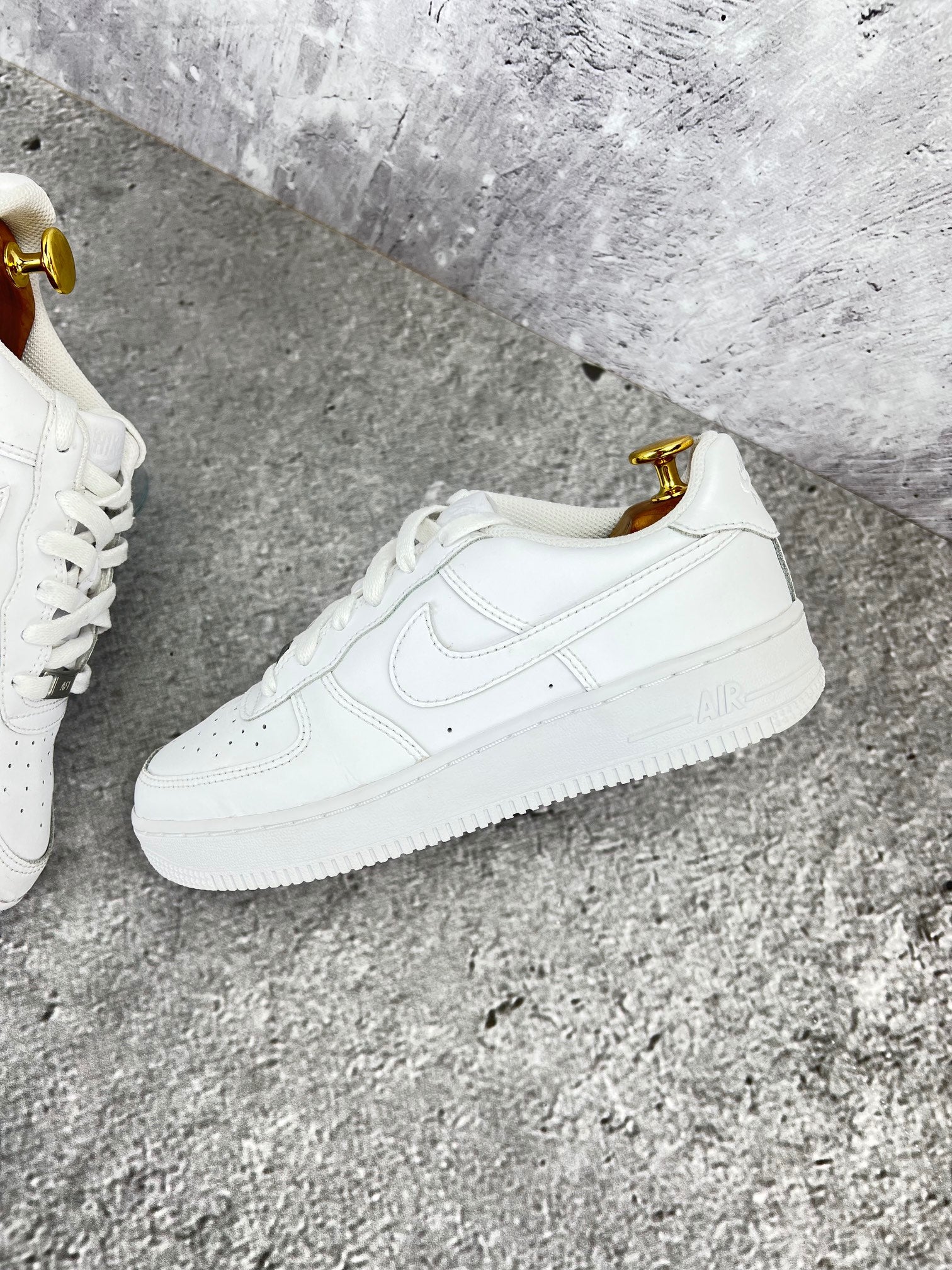 Nike Air Force 1 Low Triple White - buty sportowe, zewnętrzny panel lewego buta