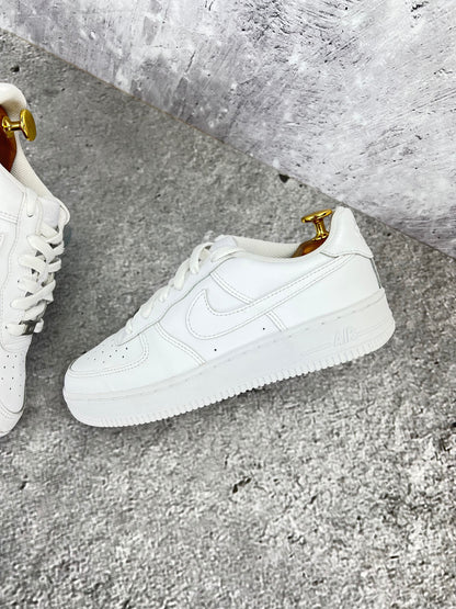 Nike Air Force 1 Low Triple White - buty sportowe, zewnętrzny panel lewego buta