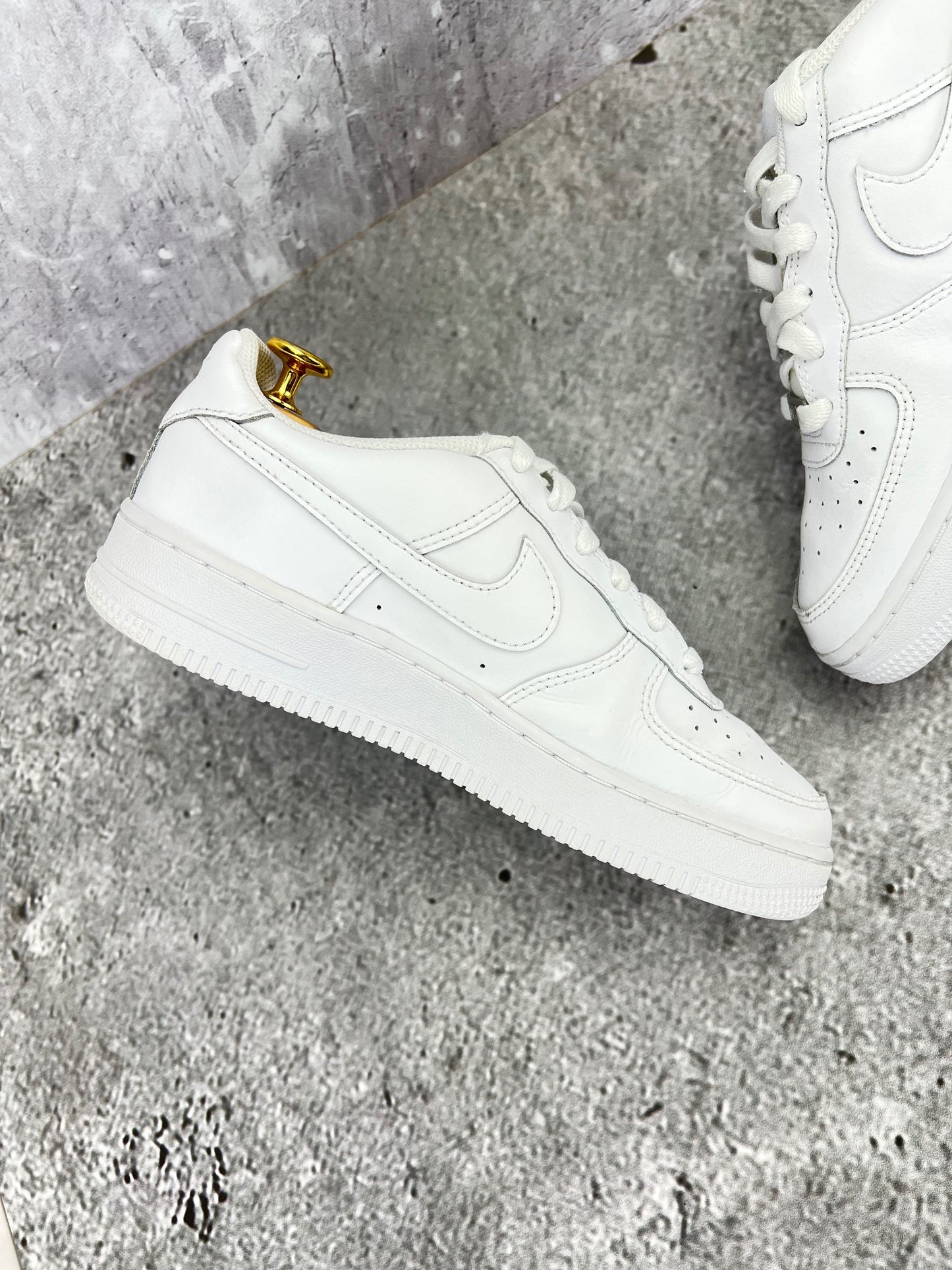Nike Air Force 1 Low Triple White - buty sportowe, wewnętrzny panel lewego buta